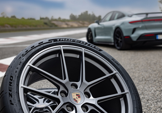 Porsche Taycan Turbo GT steht auf Pirelli Reifen