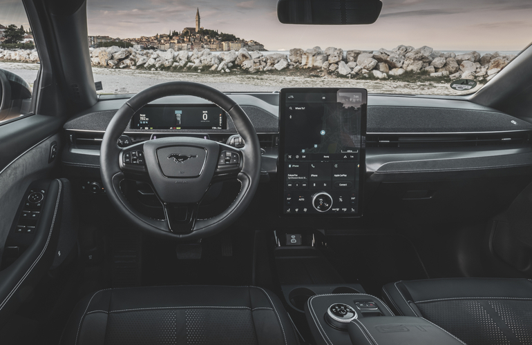 mid Rovinj - In der Mitte des Cockpits prangt senkrecht ein 15,5-Zoll-Touchscreen mit 39 Zentimeter Bildschirmdiagonale. Ford
