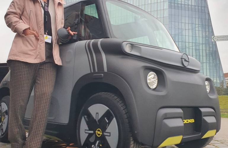 mid Frankfurt - Der neue Opel Rocks-e steht für nachhaltige städtische Mobilität. mid-Chefin Jutta Bernhard hat eine erste Runde mit dem Stromer gedreht. Axel Seegers