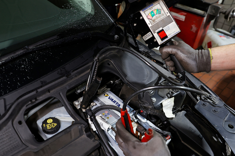 Batterieausfall vorbeugen: Checkliste für den Autofahrer