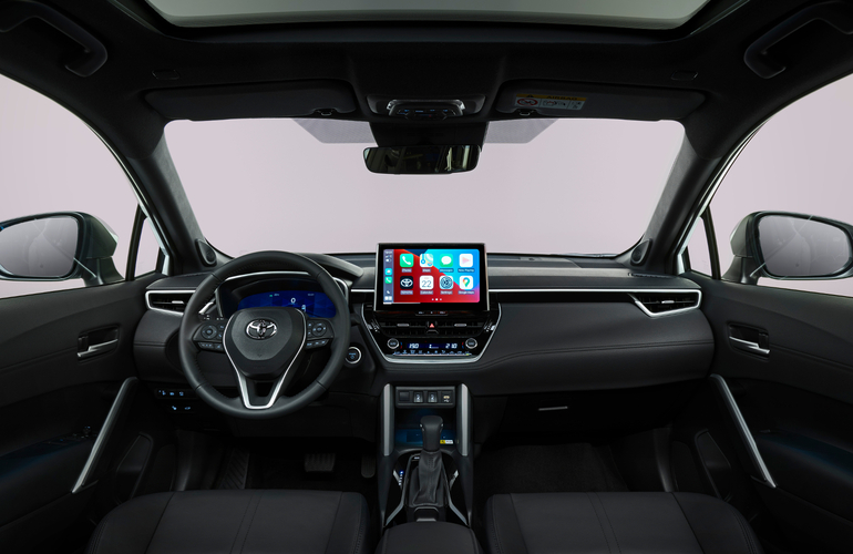 mid Groß-Gerau - Die Bedienschnittstelle des Corolla Cross umfasst ein zentrales 10,5-Zoll-Multimedia-Display und ein neues, vielfältig konfigurierbares digitales 12,3-Zoll-Fahrer-Cockpit. Toyota