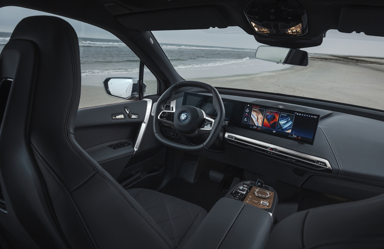 mid Groß-Gerau - Klare Sache: Das Cockpit des iX M60 wirkt zeitgemäß aufgeräumt. BMW