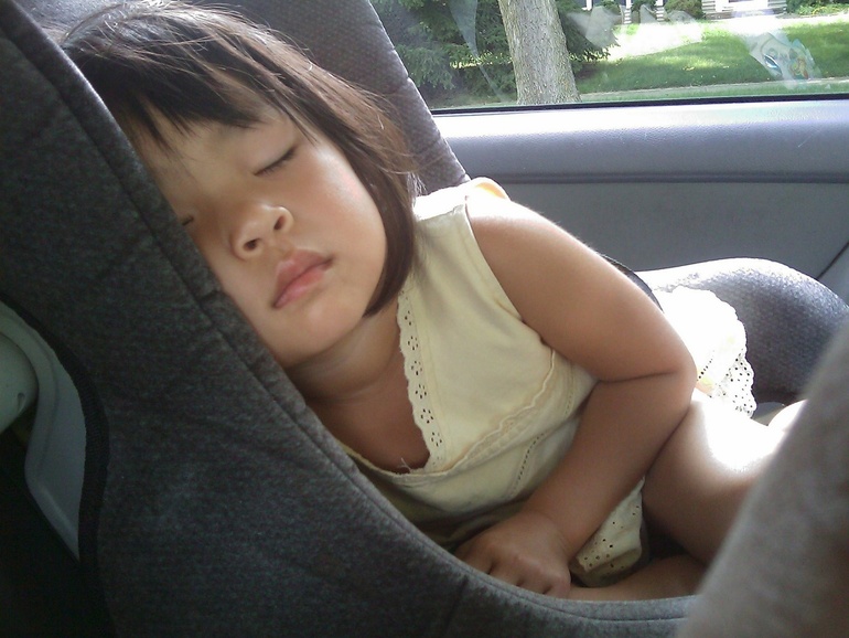 Kinder schlafen sicherer im Auto, aber nicht weltweit