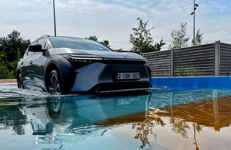 mid Kopenhagen - Klar vertragen sich Strom und Wasser: Mit der Geländegängigkeit seines elektrischen Crossover will Toyota gegen die Mitbewerber punkten. Robin Lang / Toyota