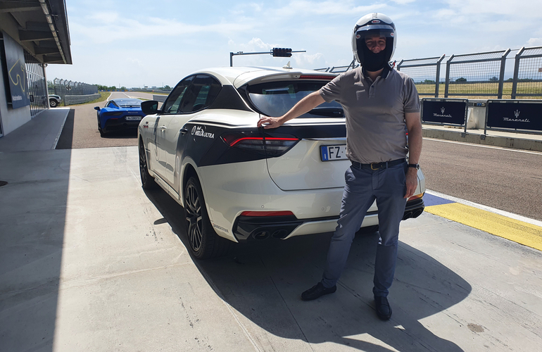 mid Modena - mid-Autor Lars Wallerang mit dem Maserati Levante an der Rennstrecke. Global Press