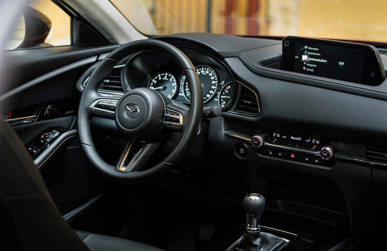 mid Groß-Gerau - Die Handschaltung ist knackig und macht viel Freude, alternativ ist eine Automatikschaltung zu haben. Mazda