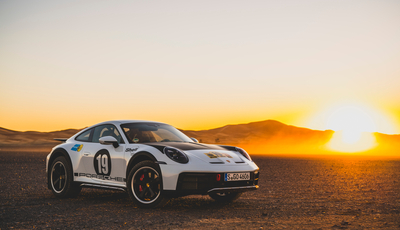 Porsche 911 in historischen Rallye-Kostümen