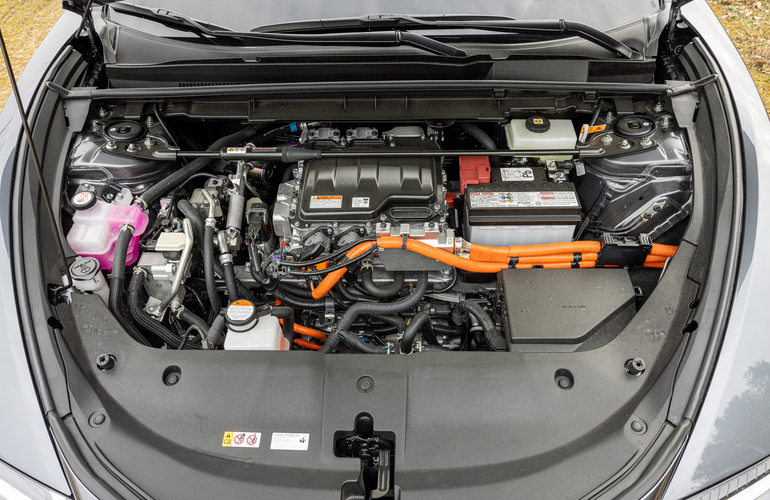 mid Marseille - Der Motorraum des RZ 450e. 200 kW/313 PS Systemleistung liefern die zwei Elektromotoren. Mike Neumann / mid