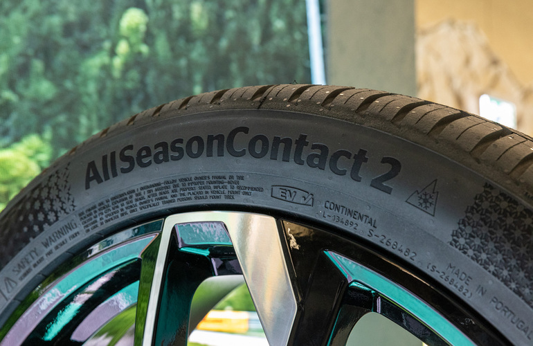 mid Saalfelden - Alle Continental Reifen sind für Elektrofahrzeuge geeignet/freigegeben, der AllSeasonContact 2 hat nun auch ein EV-Ready Logo. Mike Neumann / mid