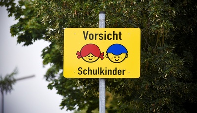 Schulweg: Tipps für Eltern und Autofahrer