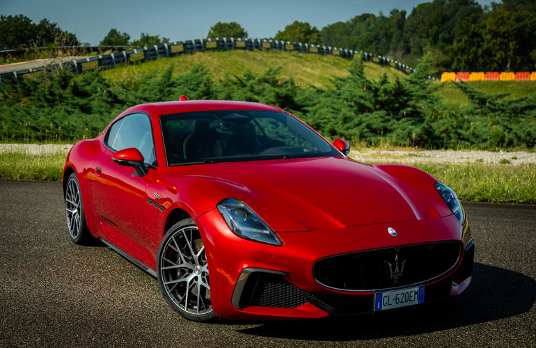 mid Groß-Gerau - Die Anforderungen von Maserati sind besonders anspruchsvoll, weil die Modelle des Automobilherstellers Reifen mit hohem Fahrkomfort und geringer Geräuschentwicklung erfordern. Pirelli