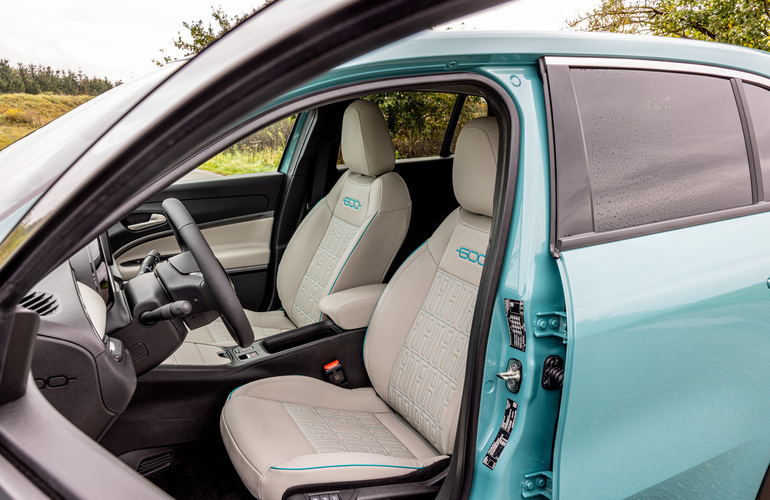 mid Dreieich - Der Fahrer hat eine Massagefunktion im Sitz, die Kontrast-Bestickung ist im Fiat-Schriftzug gehalten. Mike Neumann / mid