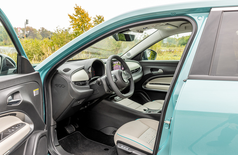 mid Dreieich - Der Fiat 600e kommt mit Zweispeichenlenkrad, das Interieur ist an den Fiat 500 angelehnt. Mike Neumann / mid