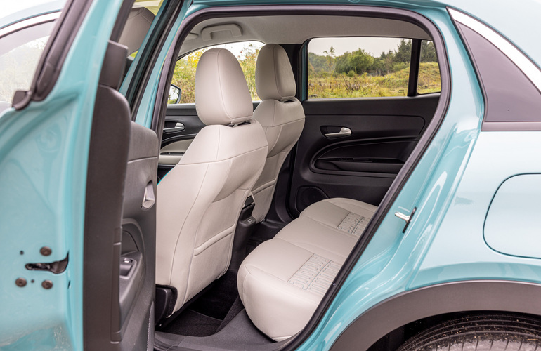 mid Dreieich - Menschen unter 1.80 Meter Körpergröße haben auch im Fond ausreichend Platz. Mike Neumann / mid