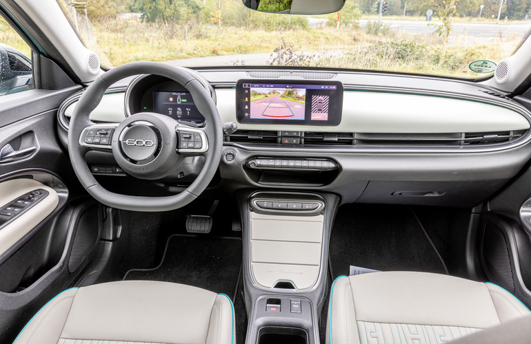 mid Dreieich - Das Bedienkonzept ist einfach gehalten und stimmig, die Rückfahrkamera liefert ein hochaufgelöstes Bild. Mike Neumann / mid