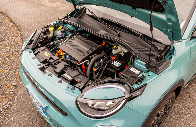 mid Dreieich - Der Elektromotor im Fiat 600e leistet 115 kW/156 PS. Mike Neumann / mid