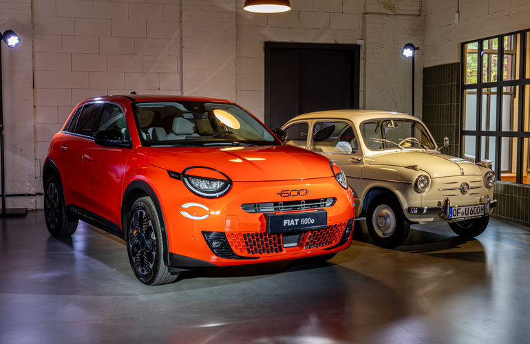 mid Dreieich - Sun of Italy nennt sich der Orangeton, neben dem neuen Fiat 600e hat der Vorgänger aus den 1950er Jahren geparkt. Mike Neumann / mid