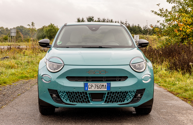 mid Dreieich - Das Fiat-Lächeln darf auch beim 600e nicht fehlen. Mike Neumann / mid