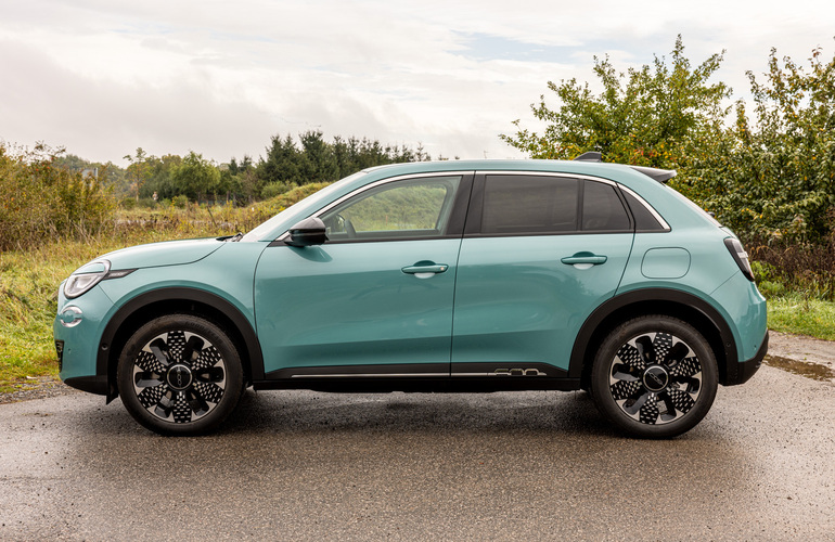 mid Dreieich - Der vollelektrische Fiat 600e ist nur 4.17 Meter lang, die Ladebuchse befindet sich hinten links. Mike Neumann / mid