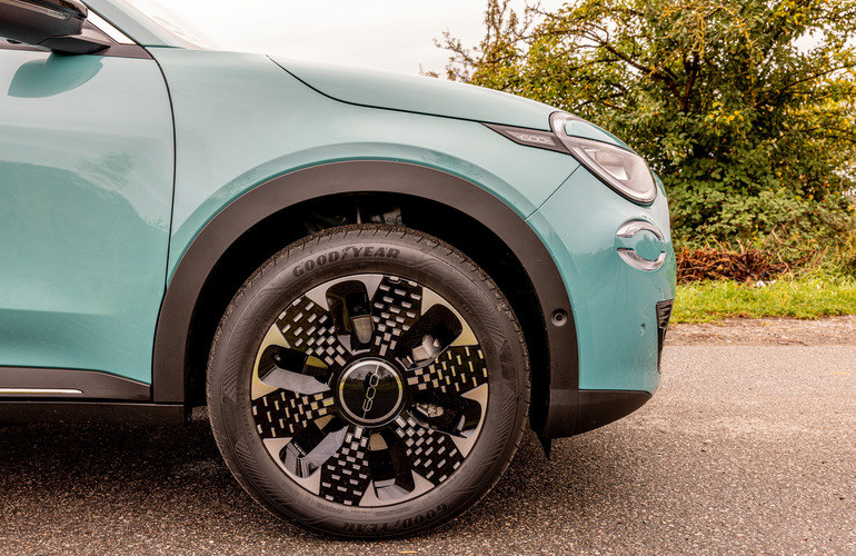 mid Dreieich - In der La Prima Variante steht der Fiat 600e auf 18 Zoll Leichtmetallfelgen. Mike Neumann / mid