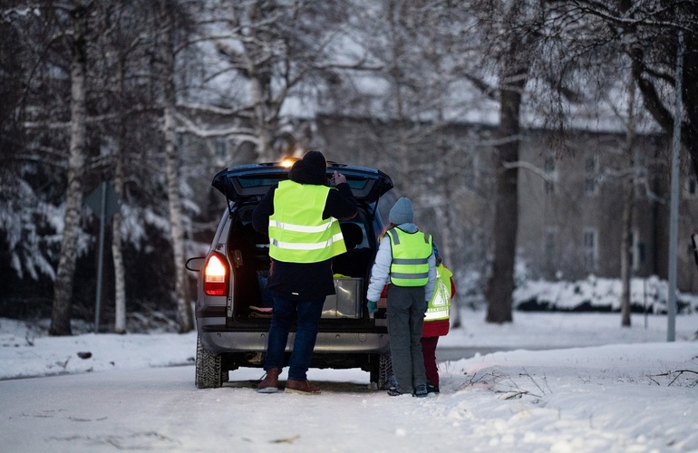 mid Groß-Gerau - Warnwesten sind seit knapp zehn Jahren Pflicht im Auto. ADAC / Viktor Schwenk