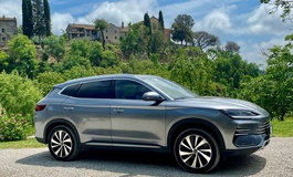 BYD Seal U DM-i: Chinesischer Stromer mit Stecker und Tank