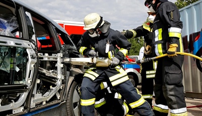 Rettungskarte im Auto hilft Feuerwehr & Co